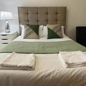  Apartment Ensuite With Kitchen Ext Large With Balcony In Zone 2 United Kingdom